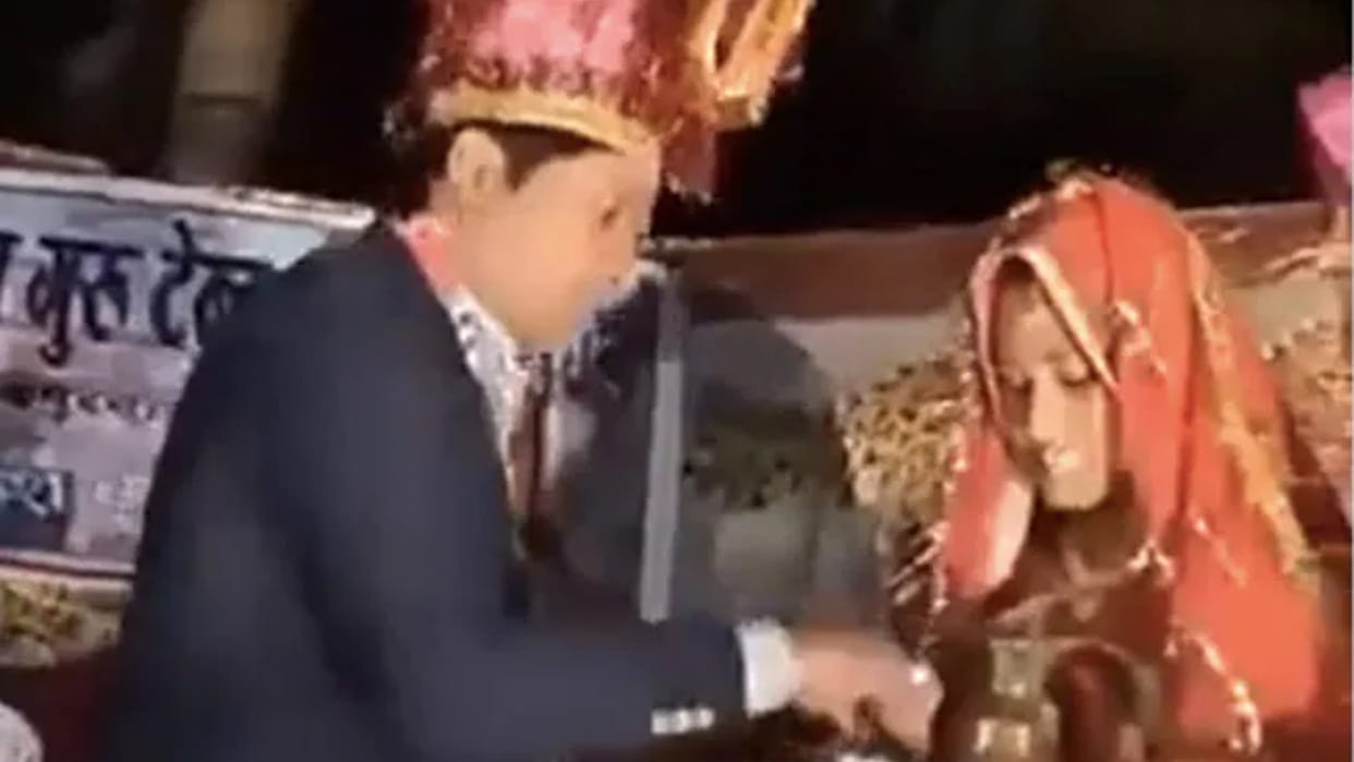 wedding video viral terrible fight between the bride and groom during varamala