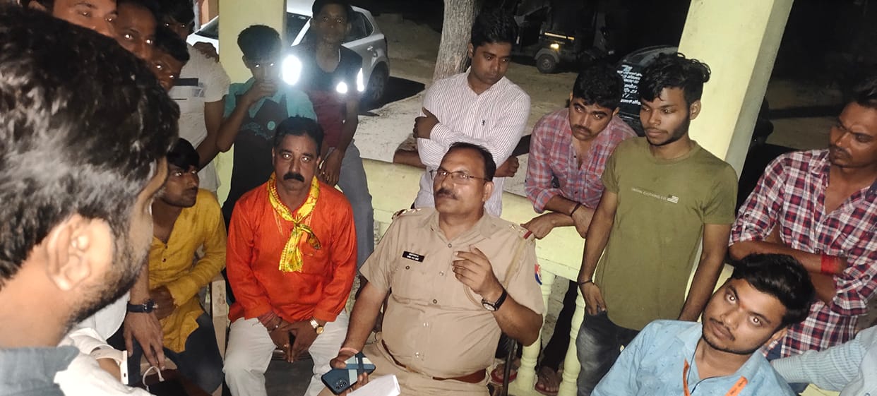 BJP workers clashed with the inspector, demonstrated