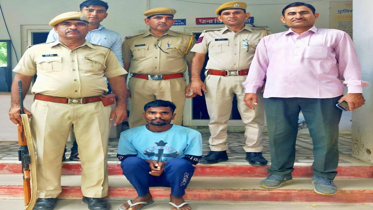 Interstate gang member arrested for stealing by breaking roof of three shops in Churu