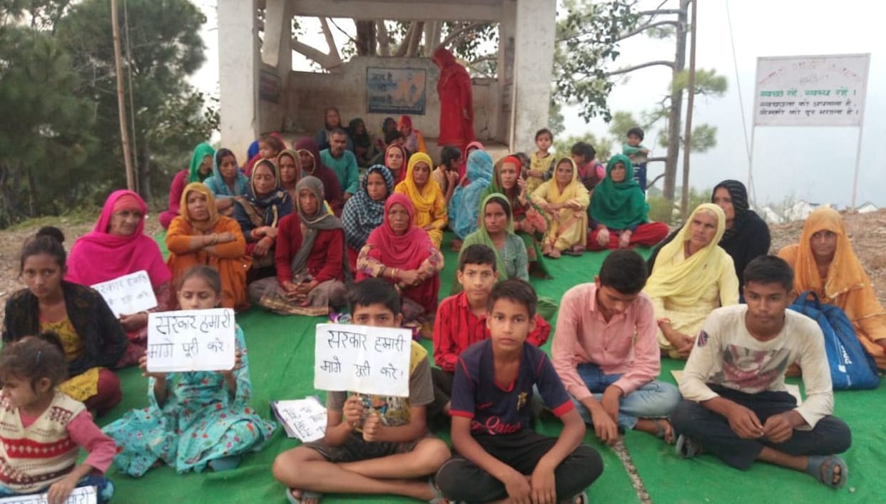 Affected people sat on fast along with children due to lack of help in chamba
