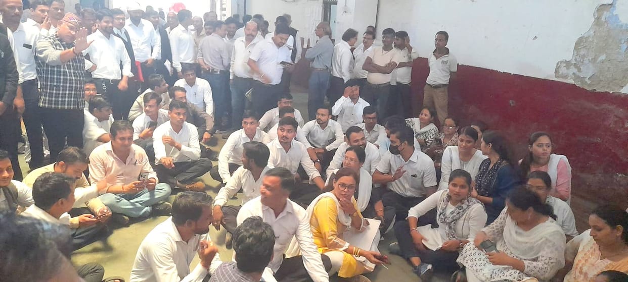 Judicial staff boycotted work in Kanpur, stalled work and sat on dharna