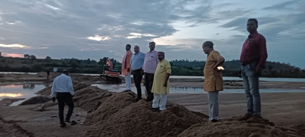 MLA reached sand mining site on the complaint, said: mining will not be allowed against the rules