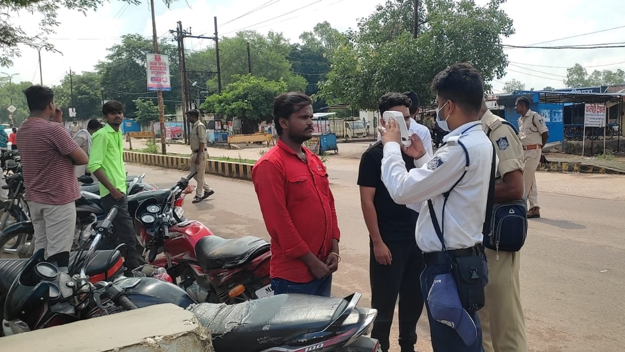 Action on 73 drivers who did not wear helmet in Chhatarpur traffic department collected challan of Rs 21750