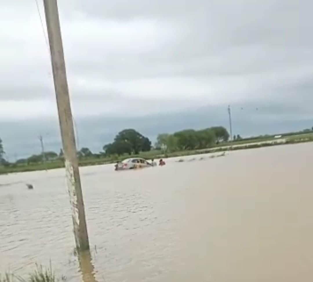 Balrampur News: Car washed away in flood water, family saved narrowly