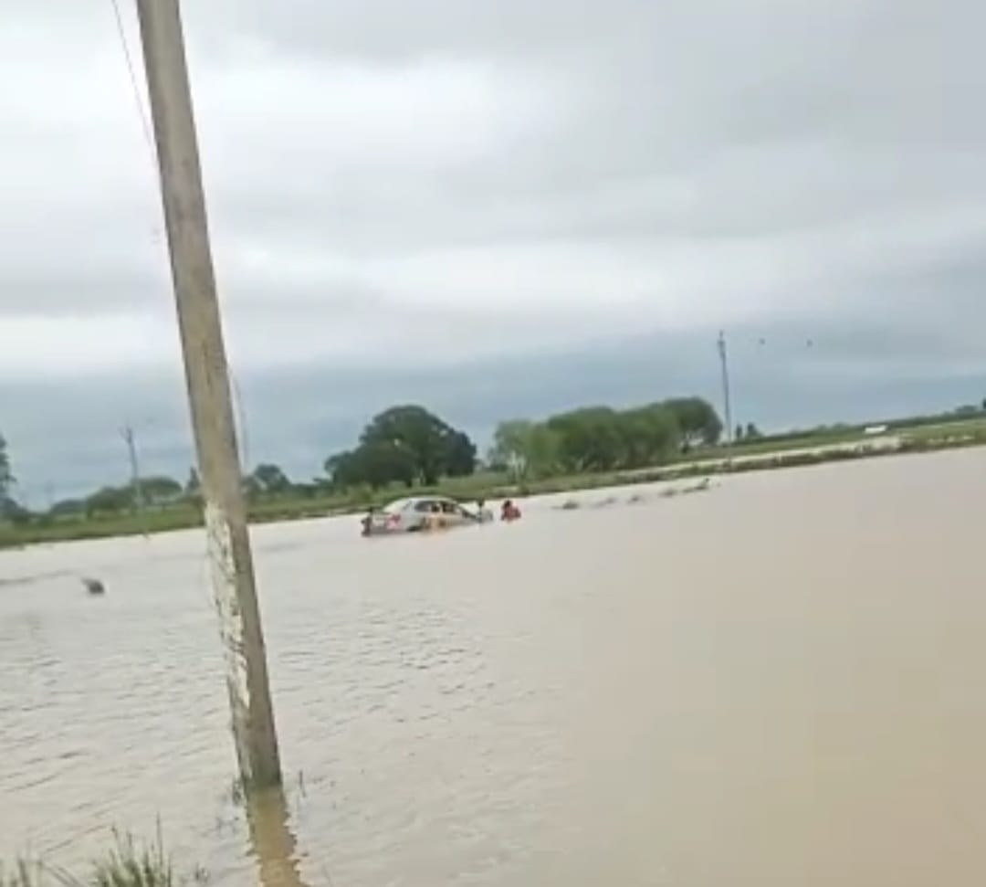 Balrampur News: Car washed away in flood water, family saved narrowly
