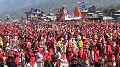 महानाटी डालतीं महिलाएं।