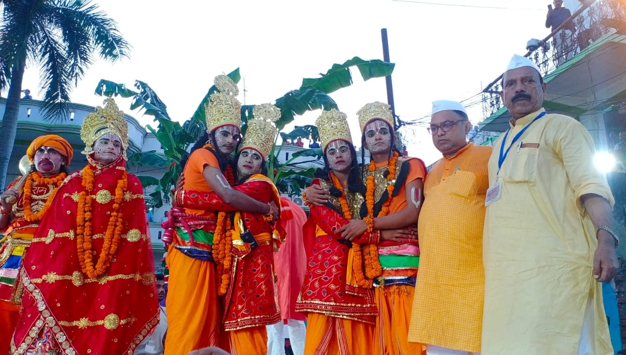 See Photos Historic Bharat Milap amidst in mau tight securit Ram came with Lakshmana from Pushpak Viman