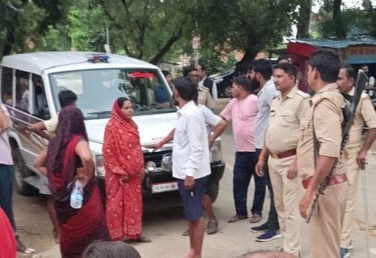 Tehsildar made hostage for breaking pillar, uproar