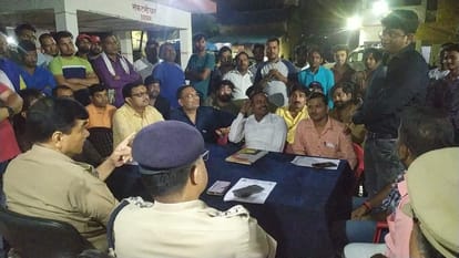 नगर कोतवाली में भरत मिलाप मेले को लेकर रामलीला समिति के साथ बैठक करते एएसपी पूर्वी। संवाद