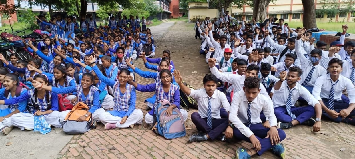 Students protest against privatization
