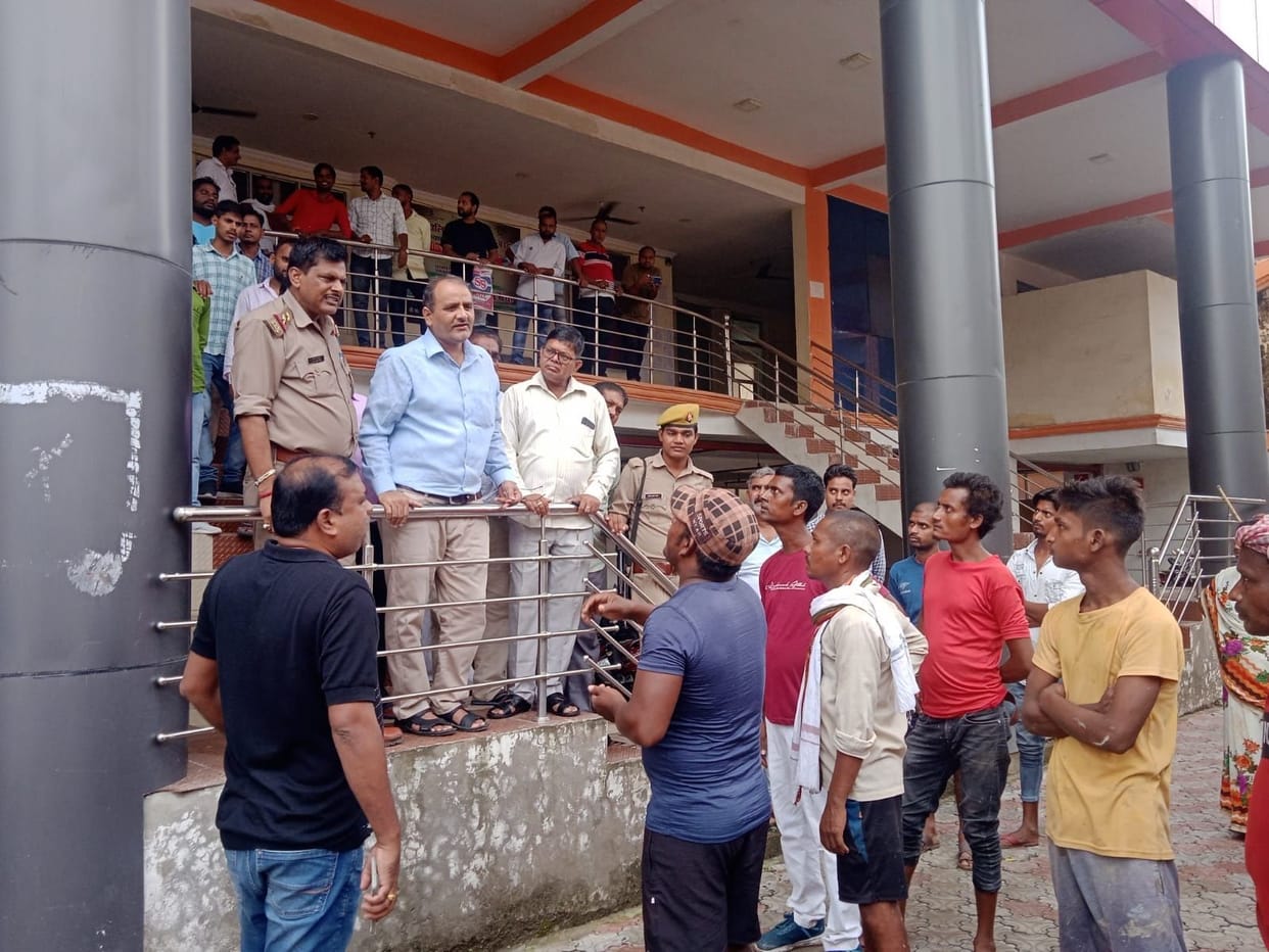 The police beat up the sanitation guard at Ram Ghat, the workers created a ruckus