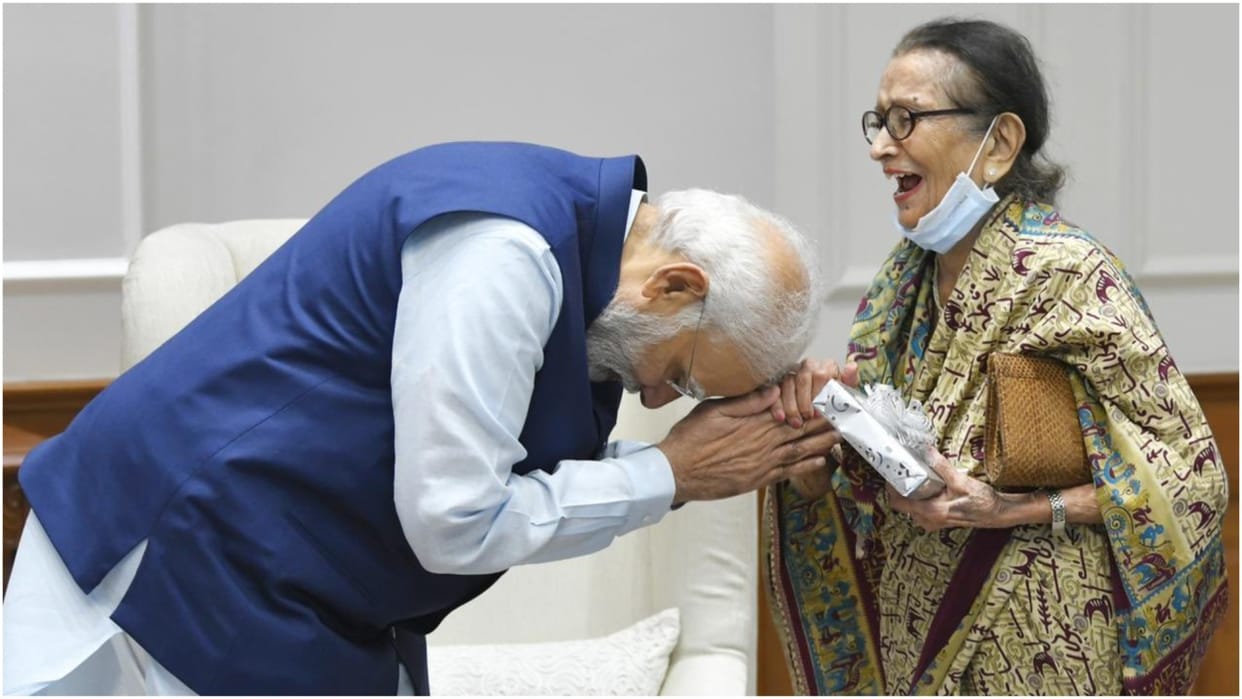Army veteran wife give books penned by her husband to PM Modi Latest News Update