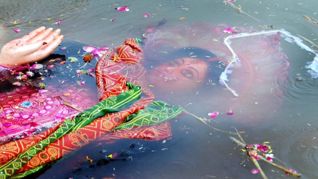 Immersion of more than 12 hundred idols of Mahishasur Mardini in Andava's pond