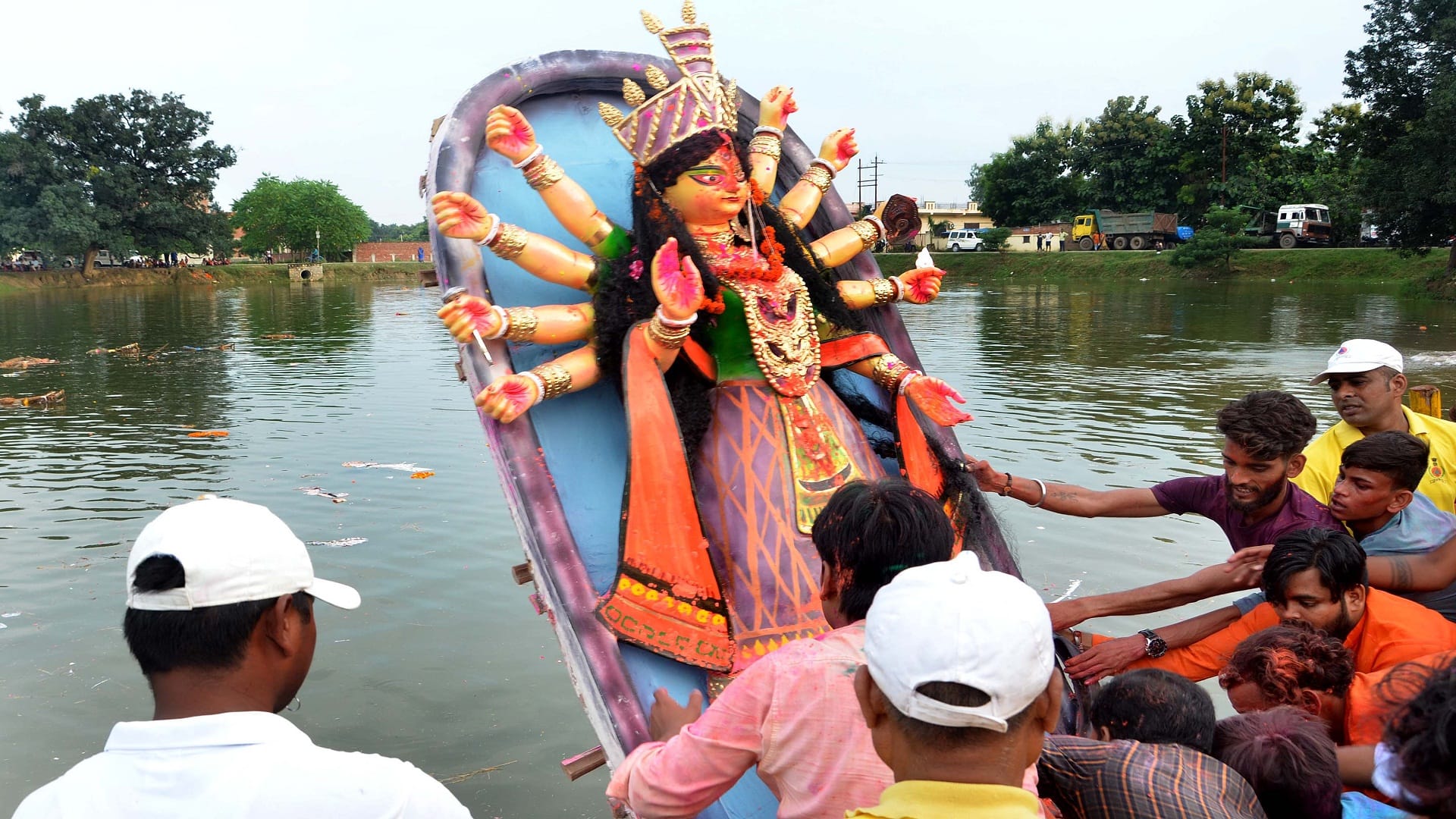 Immersion of more than 12 hundred idols of Mahishasur Mardini in Andava's pond