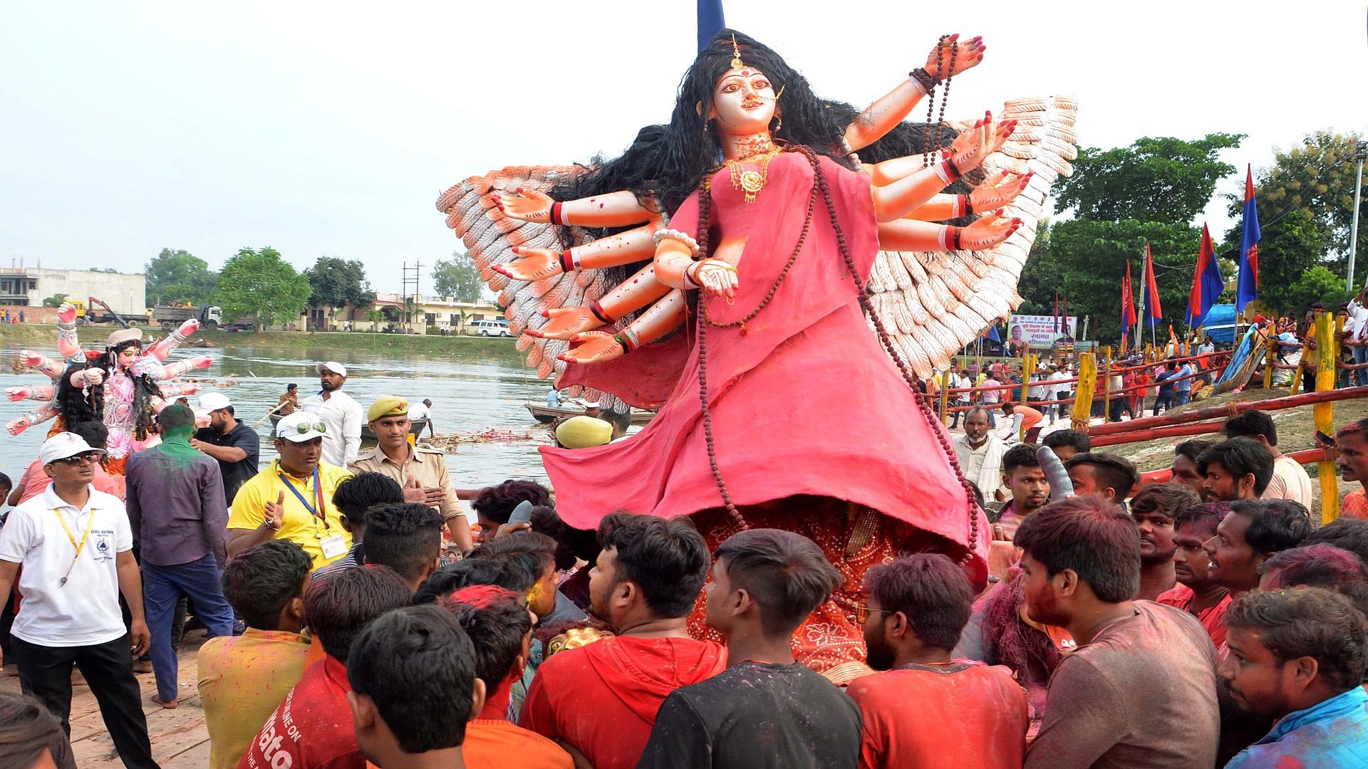 Immersion of more than 12 hundred idols of Mahishasur Mardini in Andava's pond