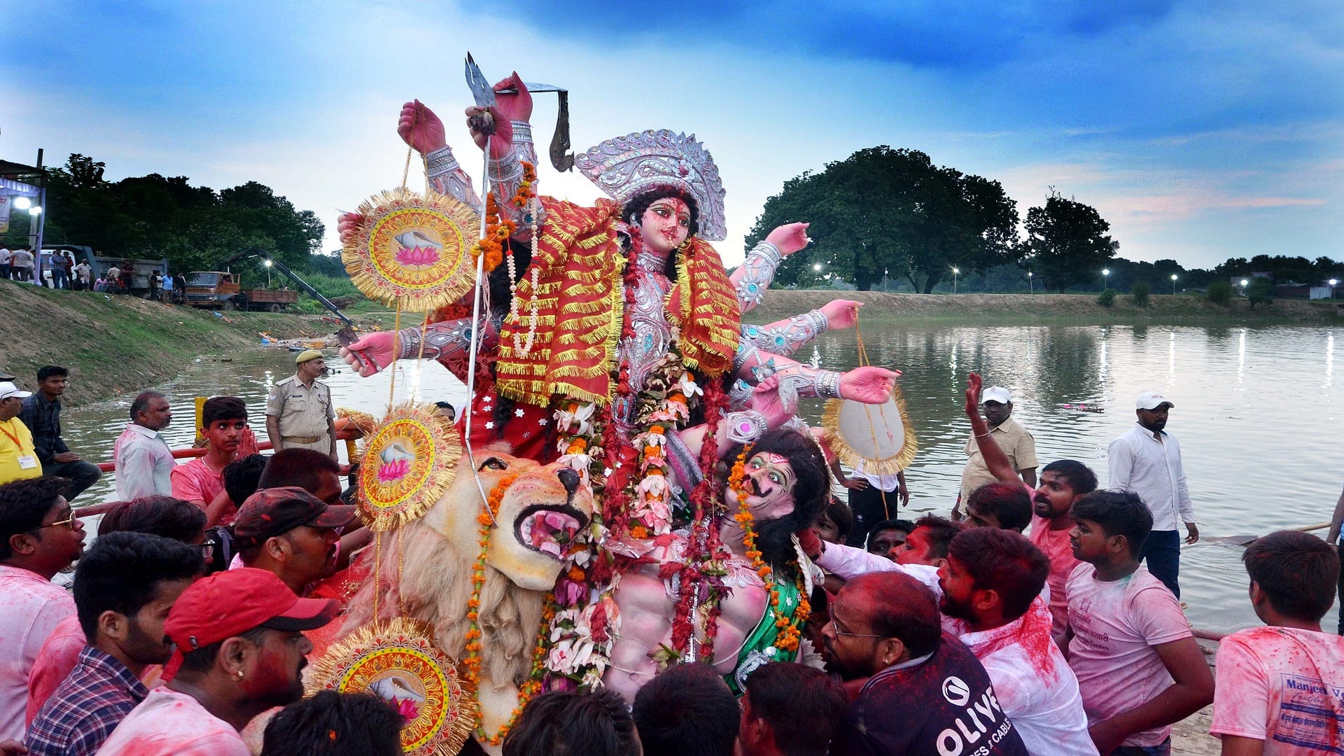 Immersion of more than 12 hundred idols of Mahishasur Mardini in Andava's pond