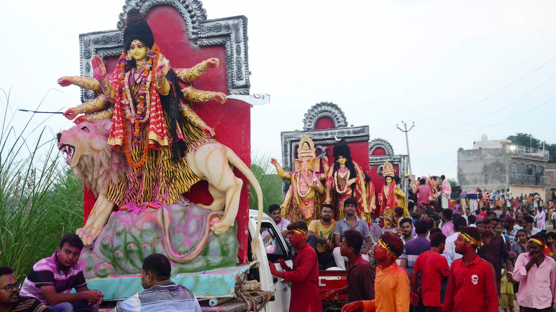 Immersion of more than 12 hundred idols of Mahishasur Mardini in Andava's pond
