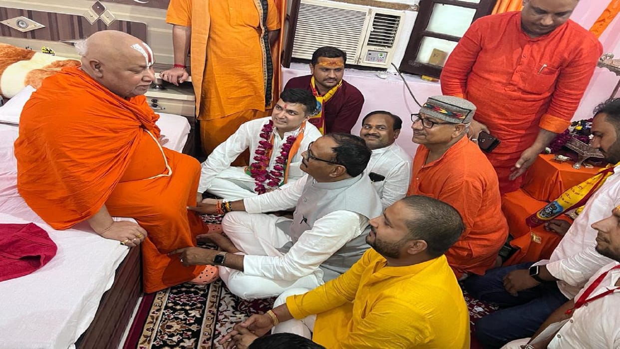 Ram Katha: Deputy CM Brijesh Pathak seeks blessings of Padma Shri Swami Rambhadracharya