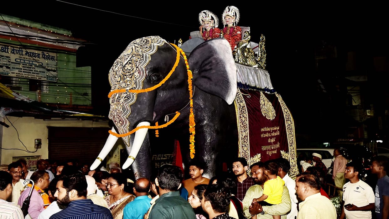 current landed in the golden Garun Chowki riding on Ram-Laxman