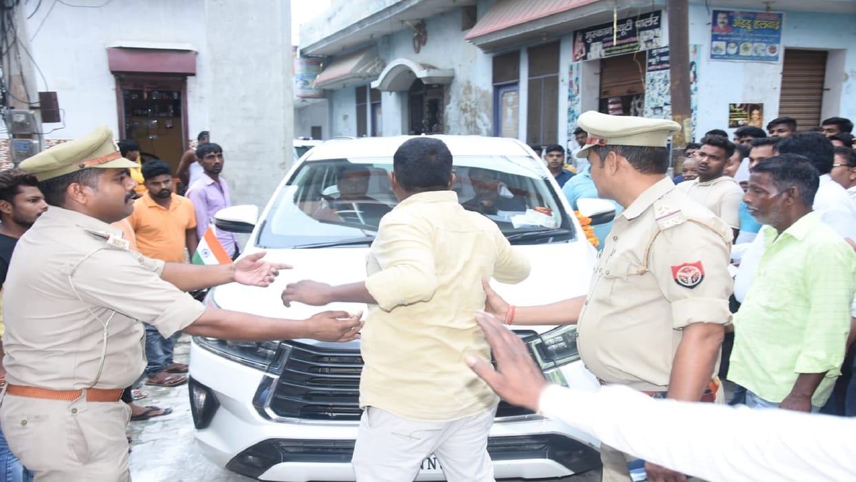Allegations of corruption in PM's residence, angry people stopped the vehicle of Minister of State