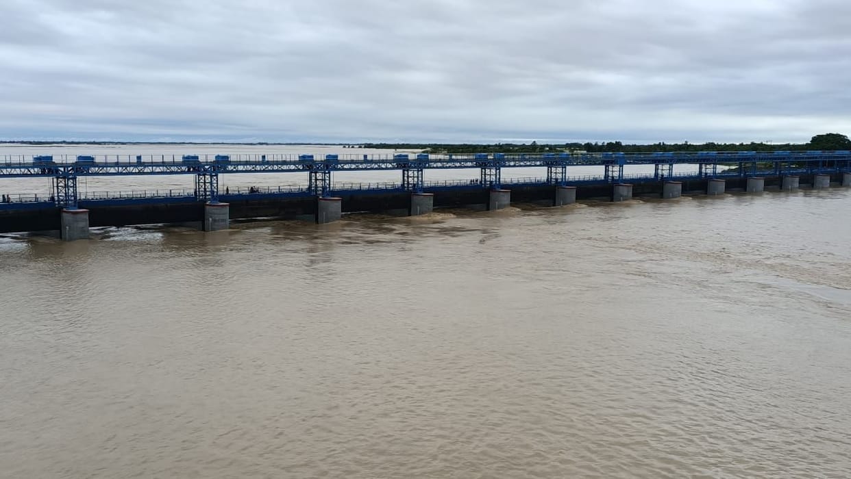 The soul trembled after seeing the destruction of the flood, people in panic