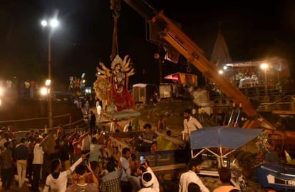 सद्भावना पुल स्थित विसर्जन घाट पर क्रेन से विसर्जित करते प्रतिमा।