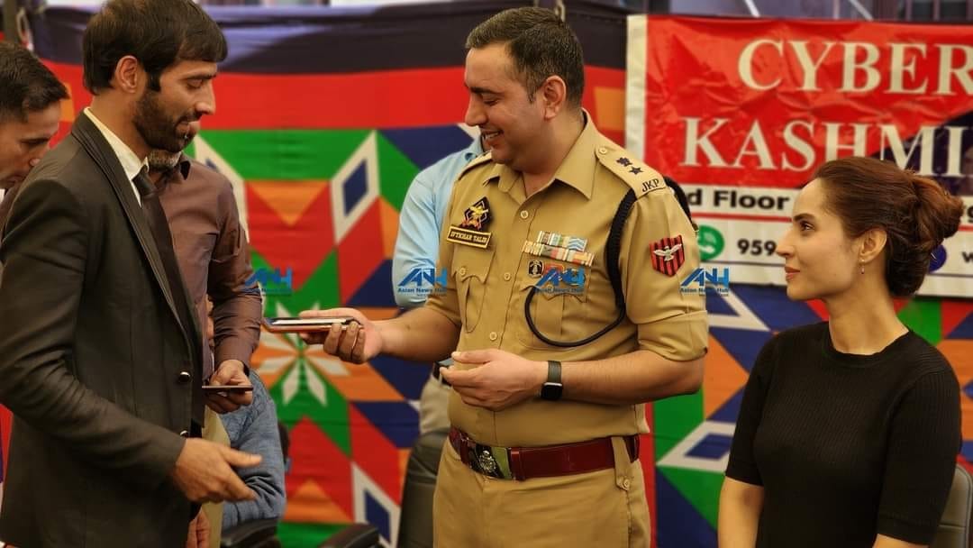 kashmir This year police recovered 800 stolen and lost mobiles