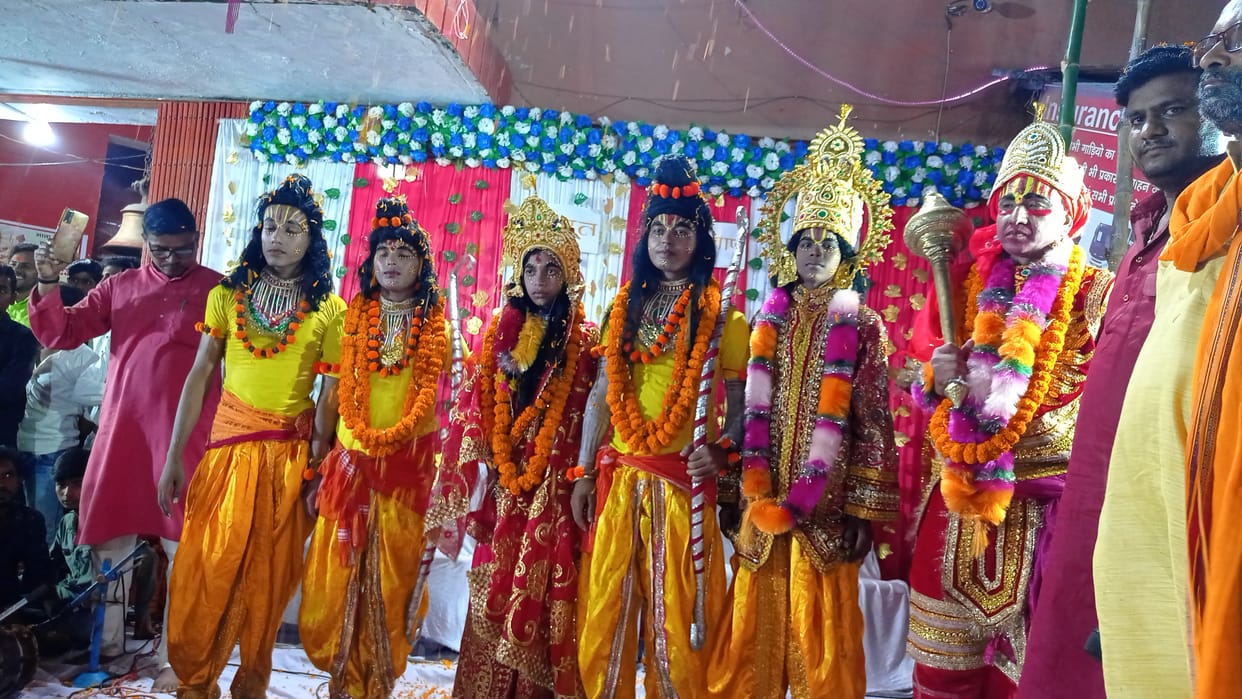 Bharat Milap : Seeing meeting of four brothers, eyes was stunned, flowers rained from roofs