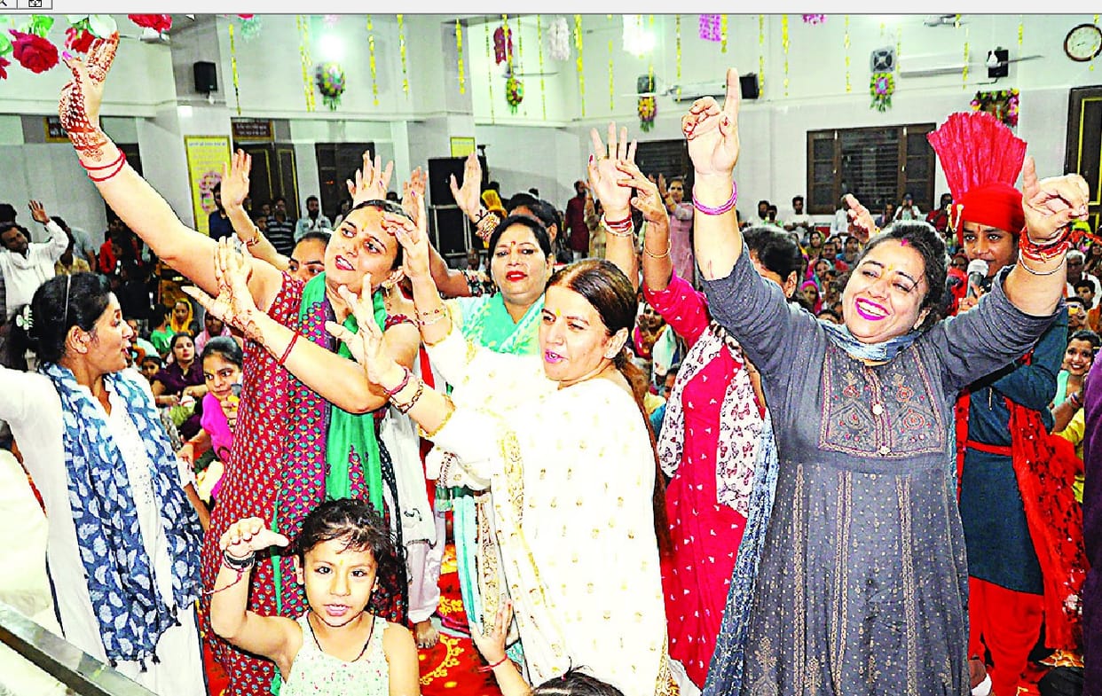 The wind of devotion, devotees swayed on Baba's hymns