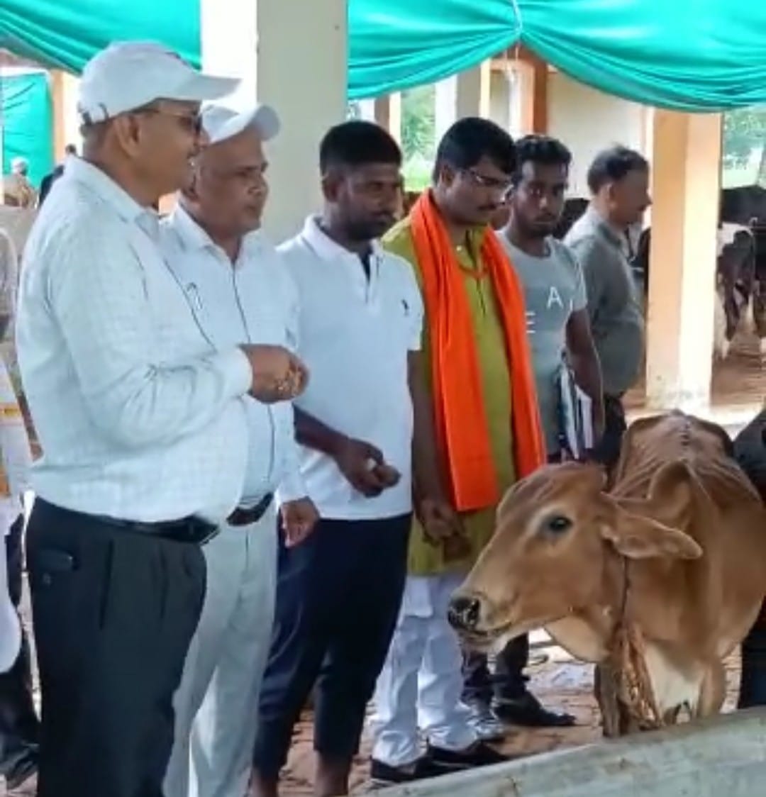 Expressed displeasure on seeing dead animals in animal shelter center
