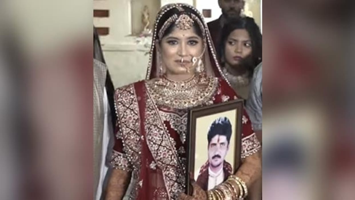 bride reached the pavilion with tears in eyes and picture of father in hand emotional video viral
