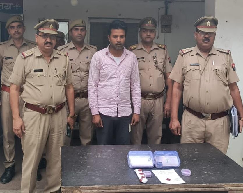 Taxi driver arrested for robbing mother-daughter