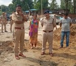 01 : गौरीगंज : मुसाफिरखाना क्षेत्र से गुजरने वाली गोमती नदी स्थिति विर्सजन घाट का निरीक्षण करते एसप