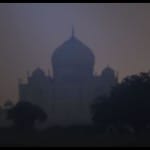 नहीं चमका चांद, अंधेरे में रहा ताज