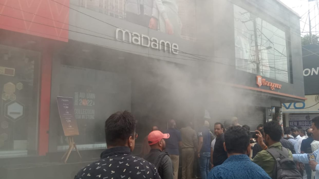 Saharanpur: massive fire broke out in a readymade garments showroom on Court Road, fire brigade on the spot