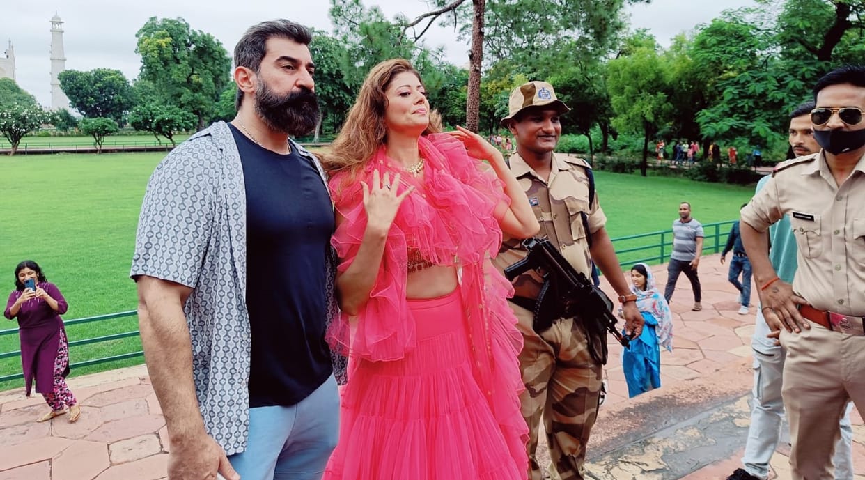Actress Pooja Batra see the Taj Mahal with husband Nawab Shah in agra