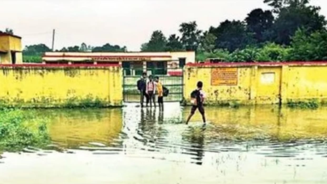 Students and teachers reaching school through knee-deep water