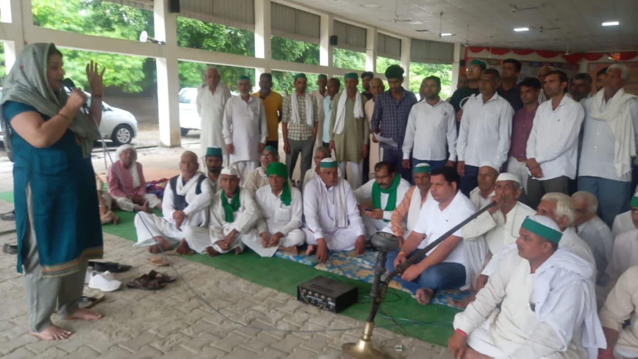 Baghpat: Anupama Chaudhary reached at dharna in collectorate says farmers are having fun