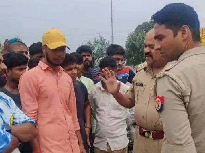 Kanpur Dehat: Bajrang Dal workers created a ruckus for not removing the carcass of the cattle from the highway