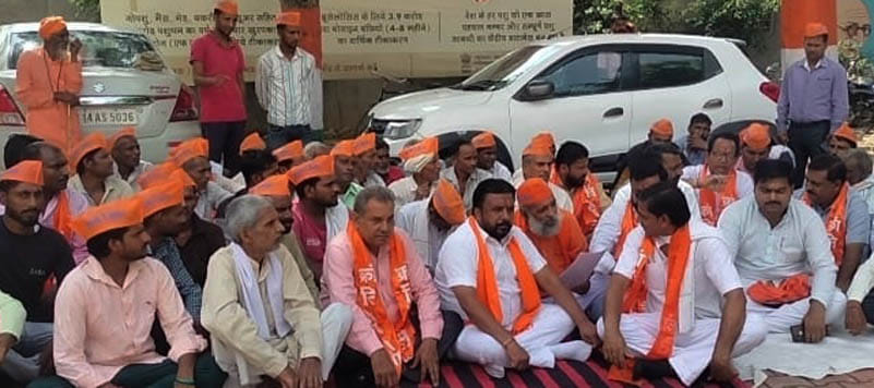 Kranti Sena workers picket at block office