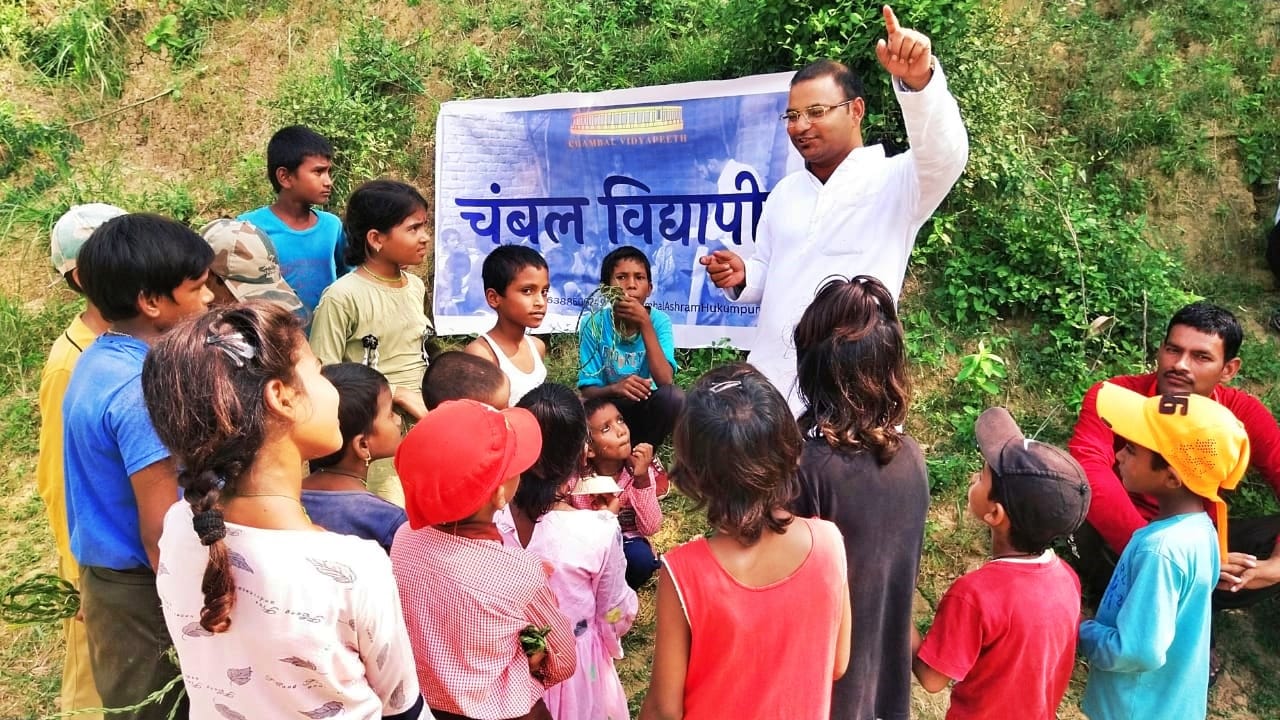 बच्चों को जानकारी देते हुए