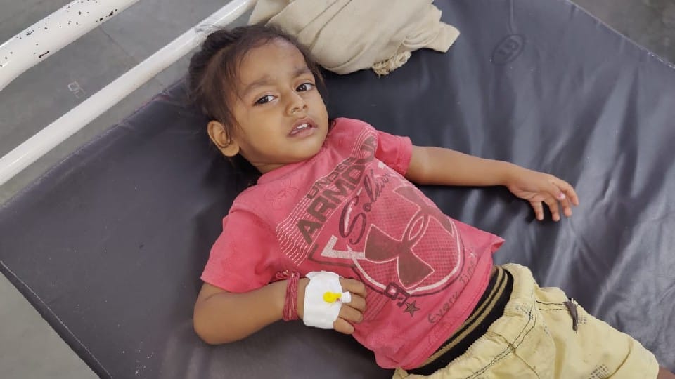 Chhatarpur: Two and a half year old child drank kerosene thinking water