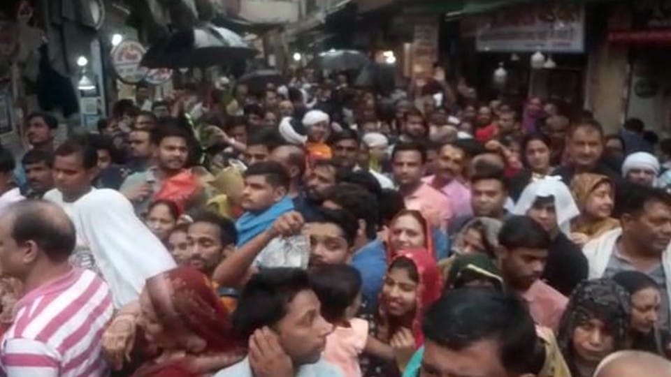 Changes in the system of darshan at Bankebihari temple