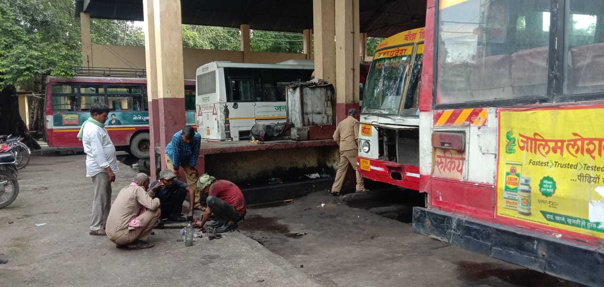 Banda: Condemn buses running on the road, a journey full of risky and arduous