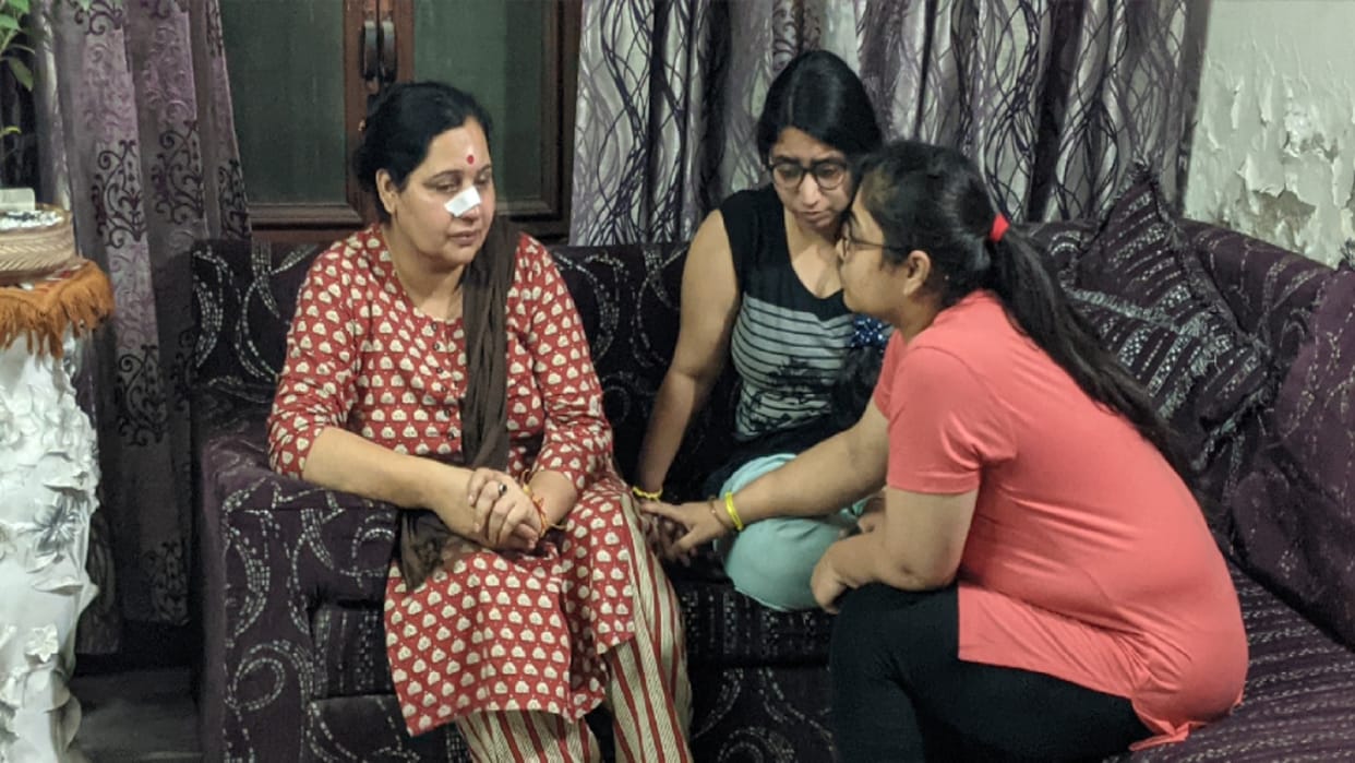 Ghaziabad Robbery Case 24 lakh looted by taking mother and daughter hostage in Ghaziabad See photos