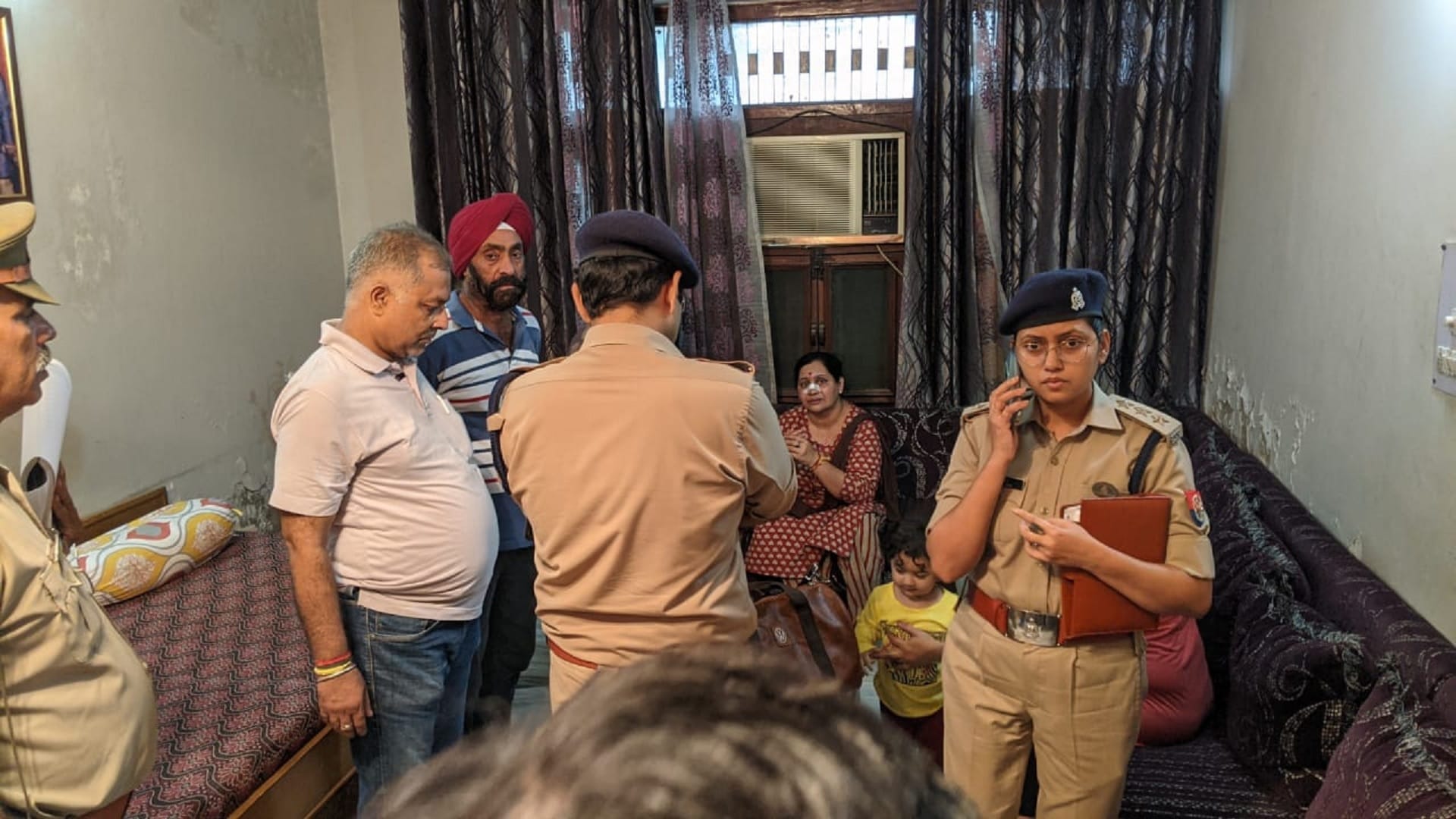 Ghaziabad Robbery Case 24 lakh looted by taking mother and daughter hostage in Ghaziabad See photos