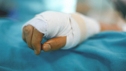 हादसे में आठ लोग घायल (सांकेतिक)