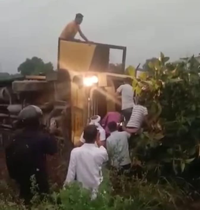 Kanpur Dehat : Private luxury bus overturned uncontrollably on Mohammadpur-Auraiya road, three passengers injured