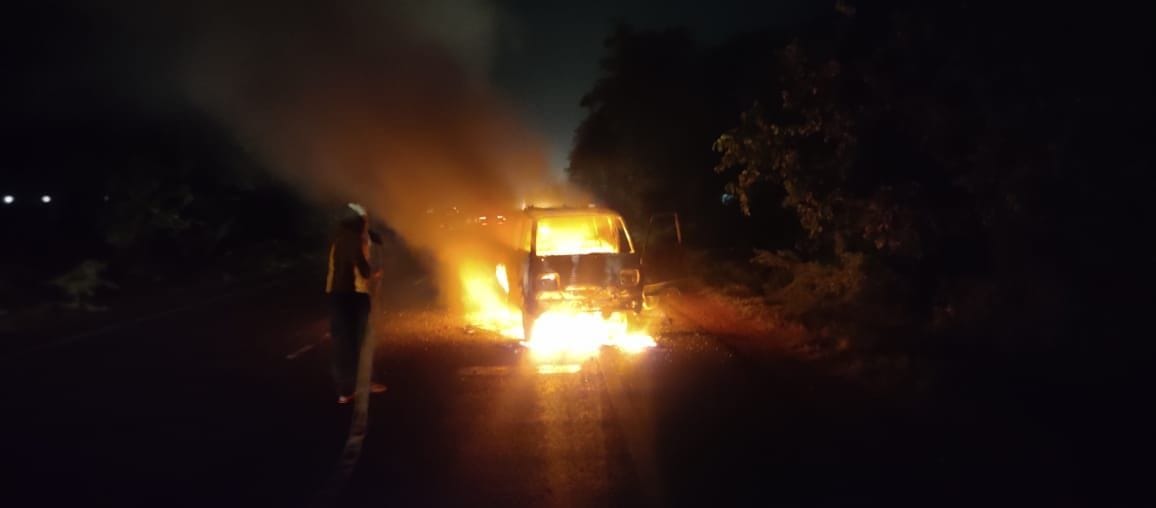 Hathras: Fire in an ambulance running on Agra Road