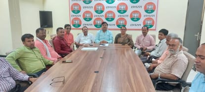हाथरस : राजमार्गों के लिए बजट जारी होने की जानकारी देते भाजपा जिलाध्यक्ष गौरव आर्य, सदर विधायक अं?